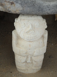 estátua com genitália à mostra em Alto de las Piedras