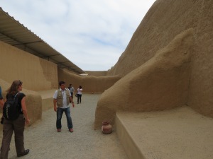 entrada de Nik-An - estruturas reforçam os muros de adobe