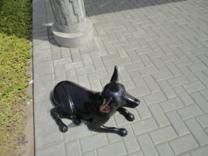 estátua do cão beringo na frente do museu
