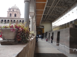 contraste entre arquitetura inca e espanhola em Qorikancha