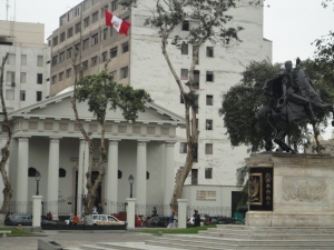 Museu da Inquisição em frente à estátua de Bolívar
