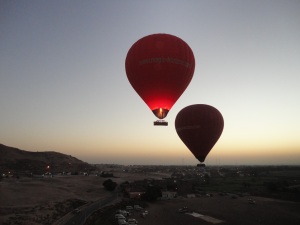 balões no amanhecer