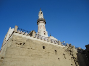 mesquita sobre muro do Egito Antigo