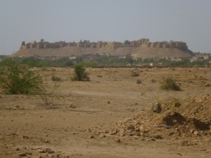 o Forte de Jaisalmer parece brotar da terra