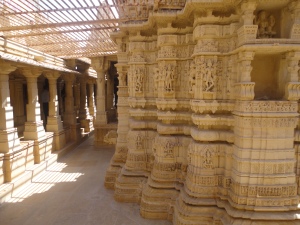 detalhes das paredes de templo jainista em Jaisalmer