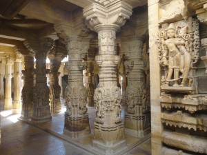 colunas em templo de Jaisalmer - horror ao vazio