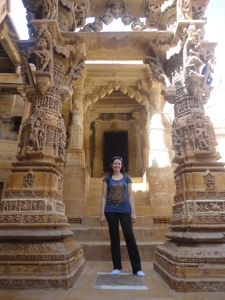 torana (pórtico triangular) em um templo jainista de Jaisalmer