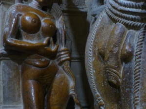 estátuas nuas em templo jainista - desapego ao material