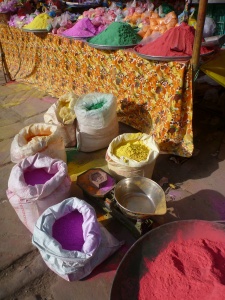 venda de pós para o Holi no mercado de Jodhpur